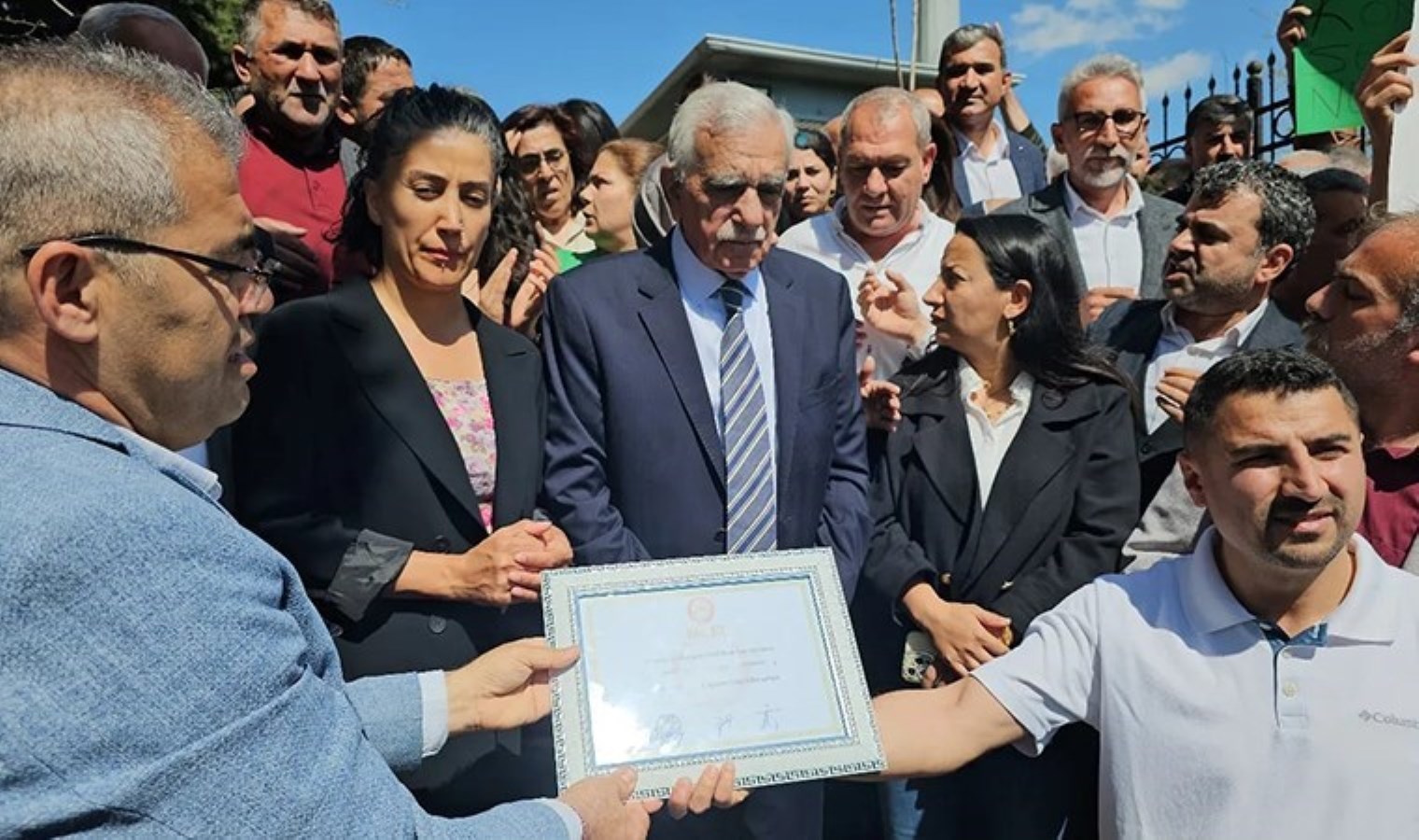 Mardin’de Ahmet Türk mazbatasını aldı: ‘Hukuksuzluk devam ettiği surece asla susmayacağız’