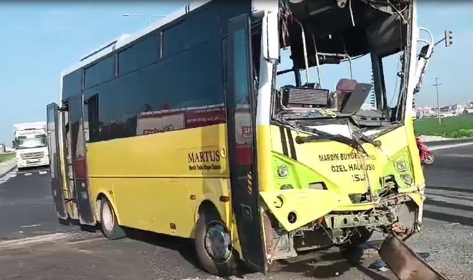 Mardin’de midibüs ile TIR çarpıştı: 18 yaralı