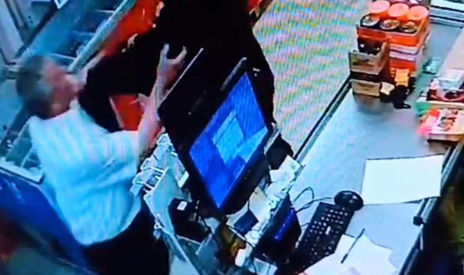 Market alışverişine geldi, tartışmayı ayırırken hayatını kaybetti