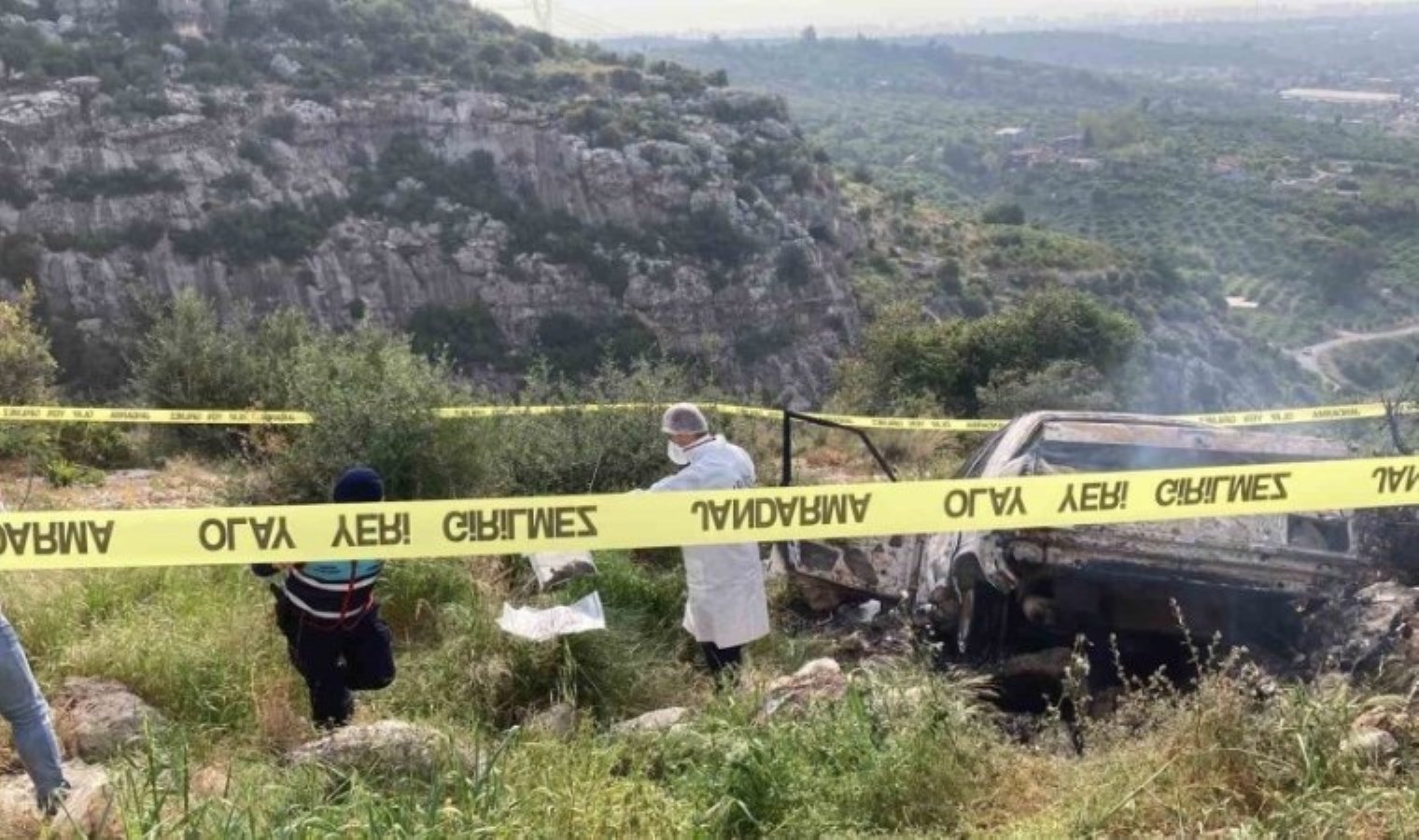 Mersin’de 2’si konutta, biri araçta olmak üzere 3 kişi yanarak ölmüş halde bulundu