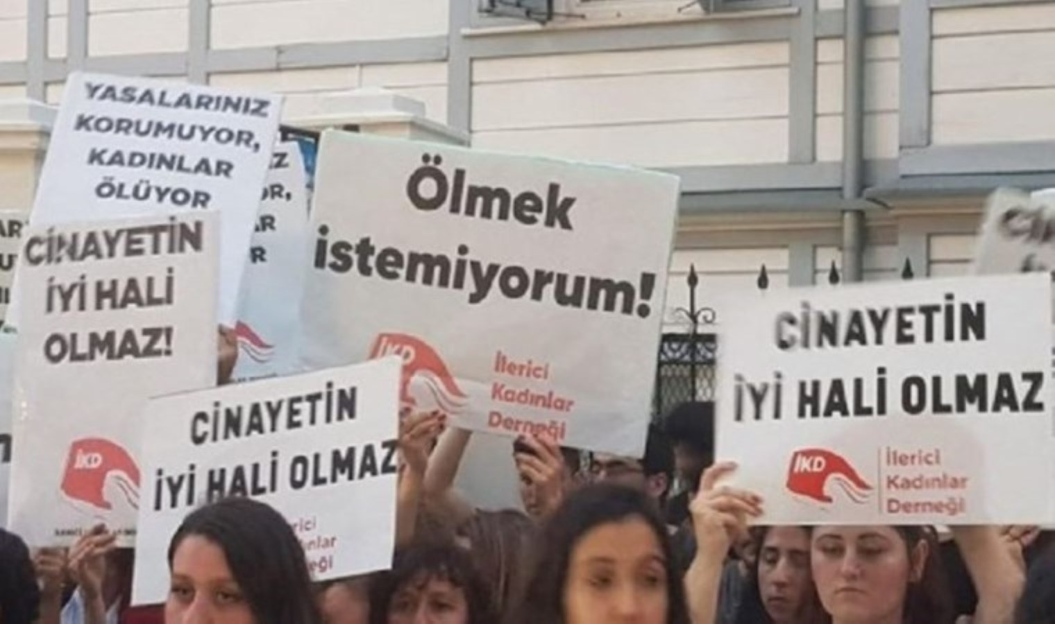 Mersin’de bayan cinayeti: Konuttan kaçıp evlenen gebe kardeşini sokakta silahla vurarak öldürdü