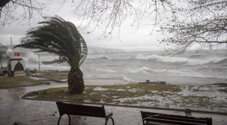 Meteoroloji uyarmıştı: Antalya’yı fırtına ve sağanak vurdu!
