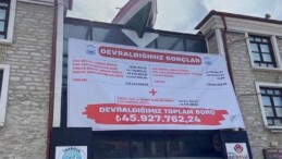 MHP’li lider AKP’den devralınan borçları belediye binasının duvarına astı