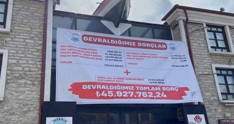 MHP’li lider AKP’den devralınan borçları belediye binasının duvarına astı