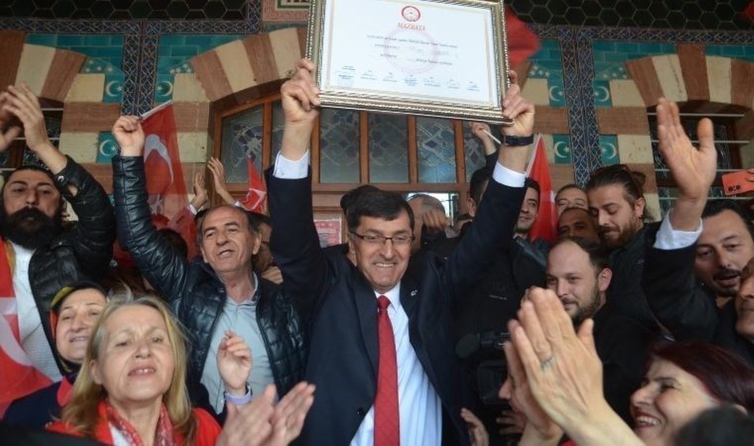 MHP’nin itirazı sonucu oylar tekrar sayılmıştı: Kütahya’da CHP’li lider mazbatasını aldı