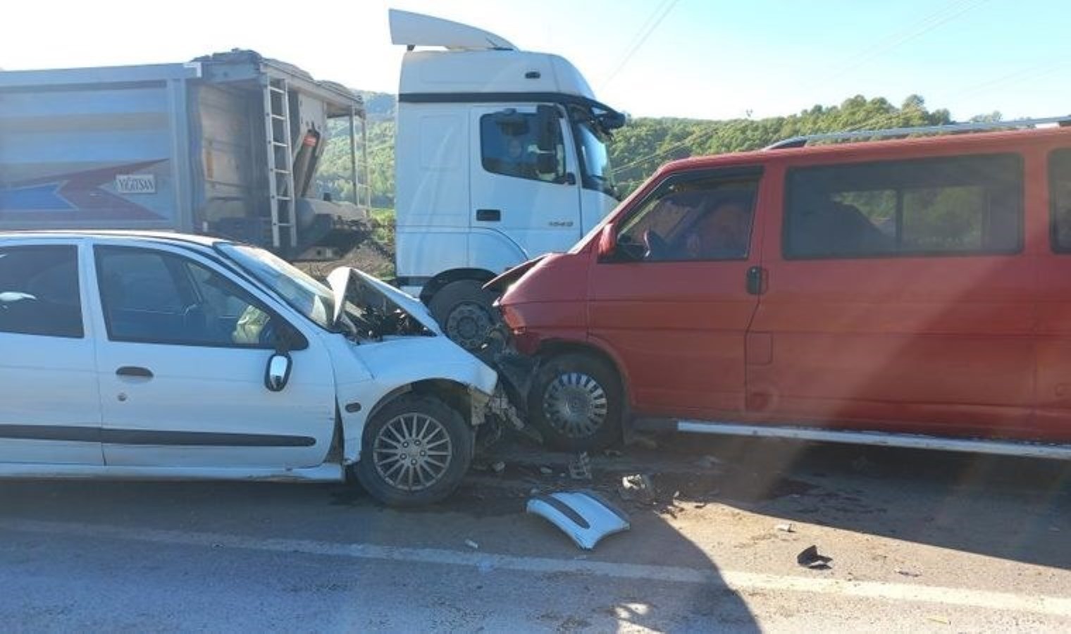 Minibüsle araba baş başa çarpıştı: 5 yaralı