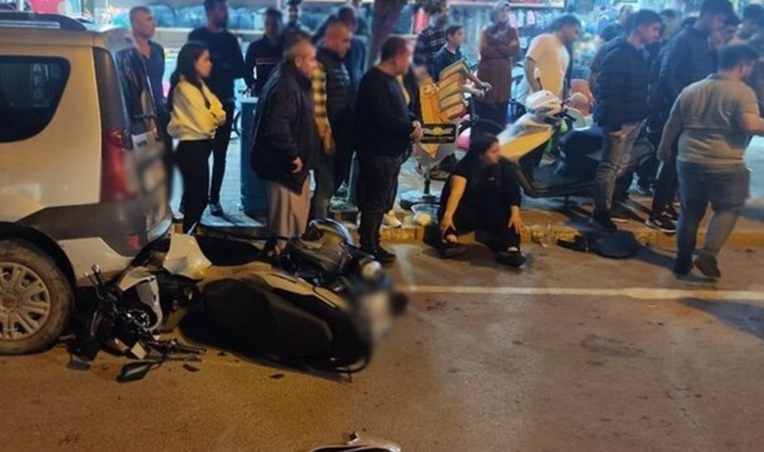 Motosiklet yayalara çarptı: 1 meyyit, 2 yaralı