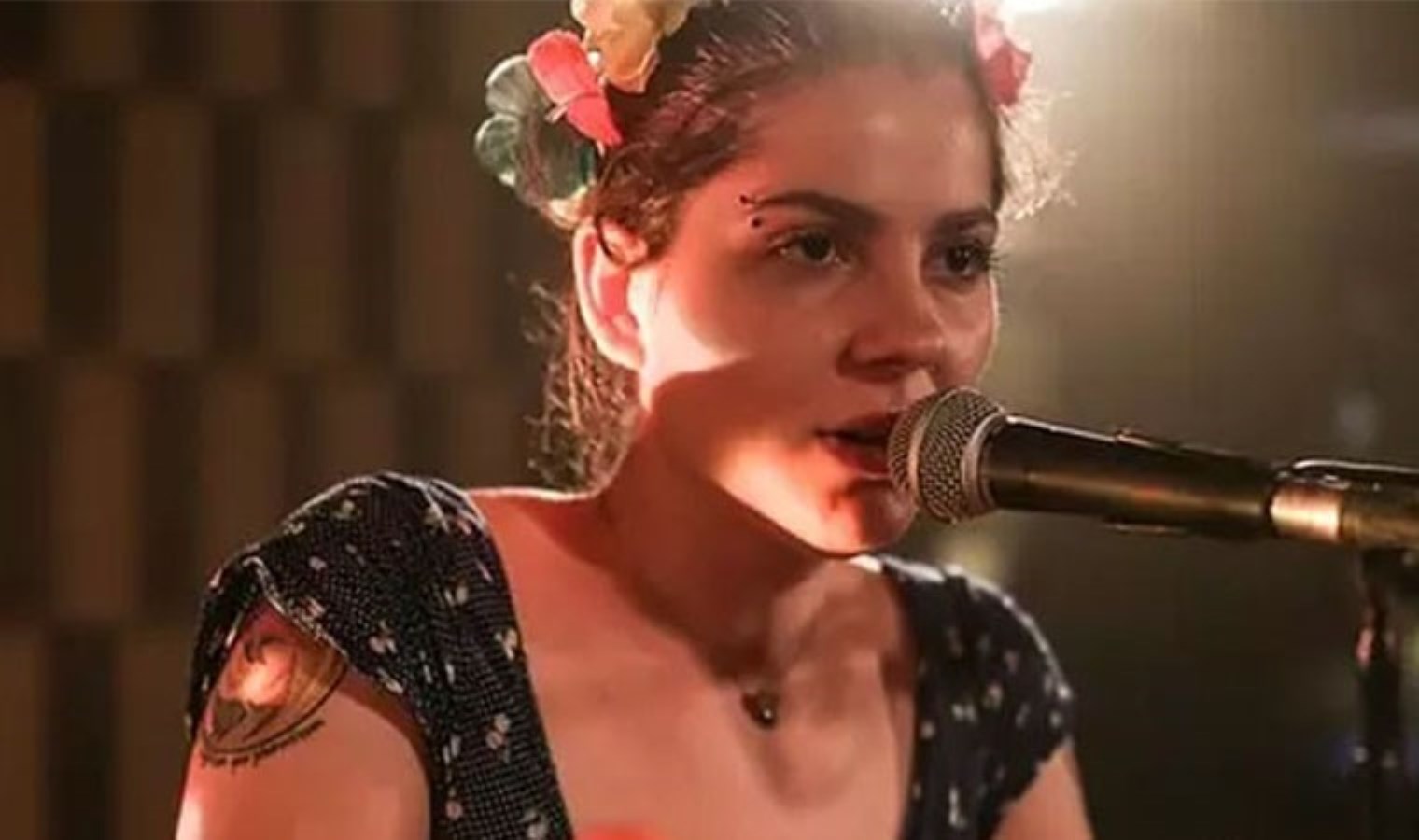 Müzisyen Deniz Tekin’in İngilizce öğretmeni olduğu argüman edilmişti, karşılık geldi!