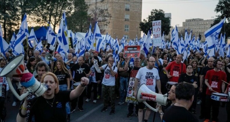 Netanyahu’ya istifa daveti: Binlerce kişi sokaklara döküldü