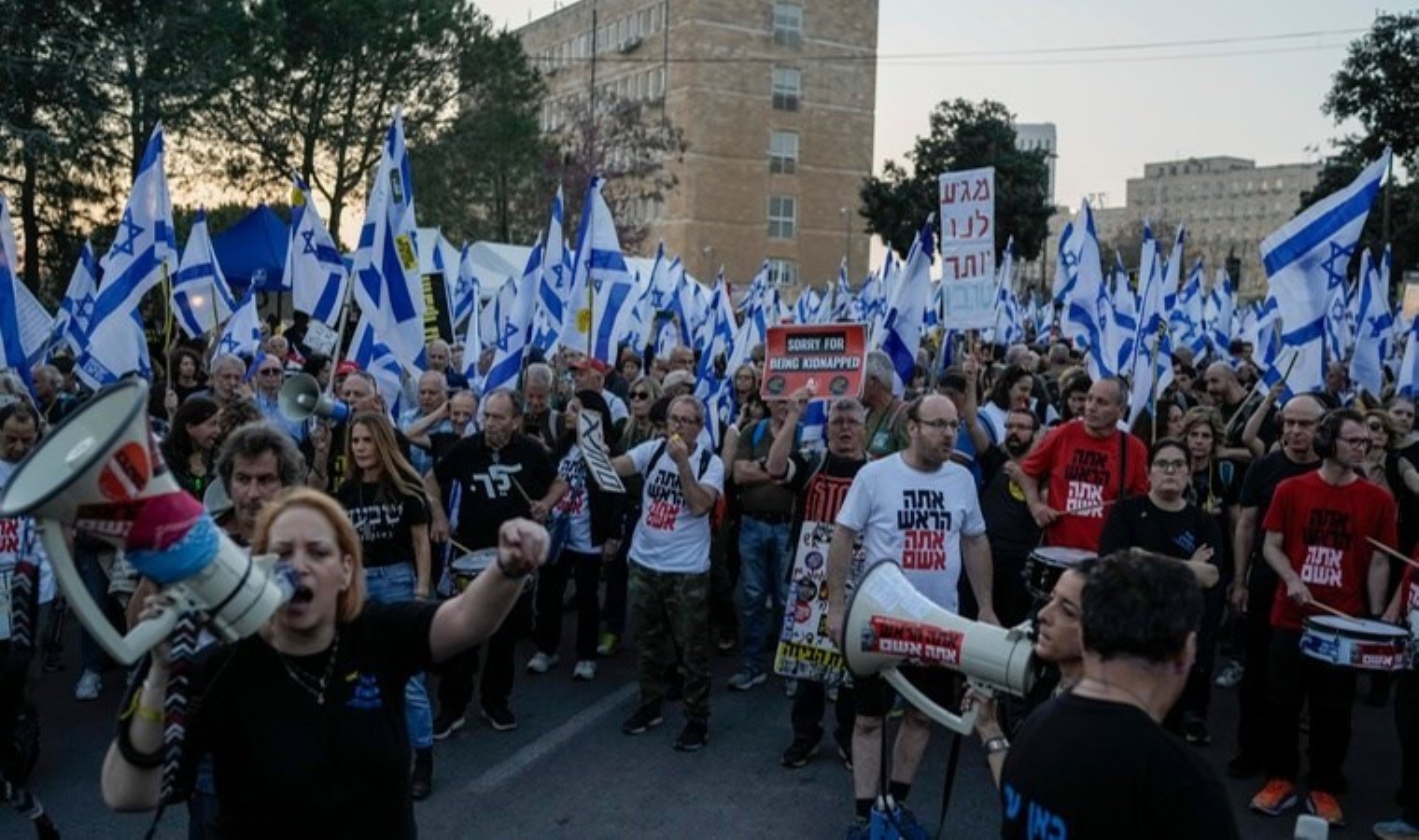 Netanyahu’ya istifa daveti: Binlerce kişi sokaklara döküldü