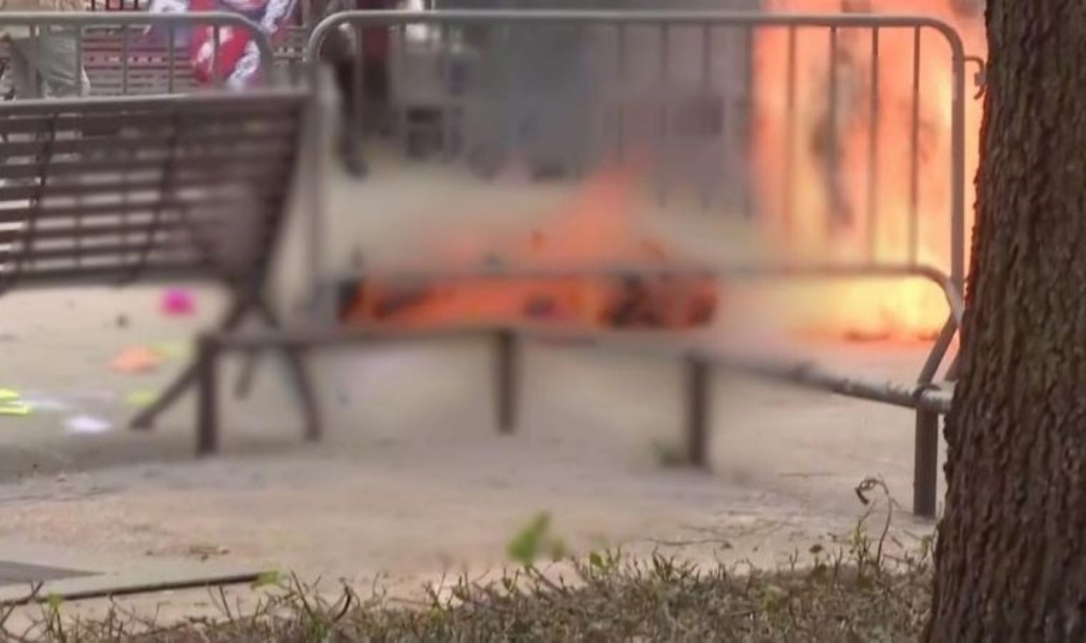 New York’ta Trump’ın duruşmasının yapıldığı mahkemenin önünde bir kişi kendini ateşe verdi