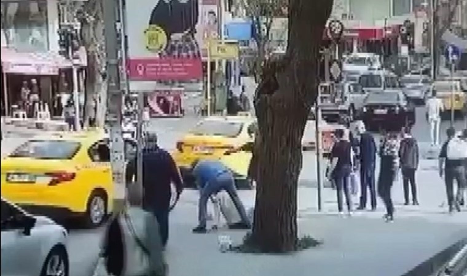 O anlar kameraya yansıdı… Taksiciyle yaya ortasında kavga!