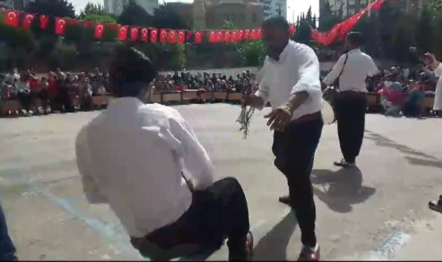 O anlar kaydedildi… 23 Nisan kutlamalarında bayıldı!