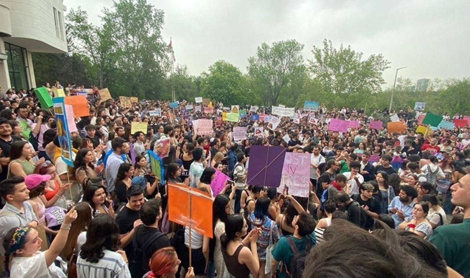 ODTÜ dört gündür direniyor: Mezunların girişi engelleniyor