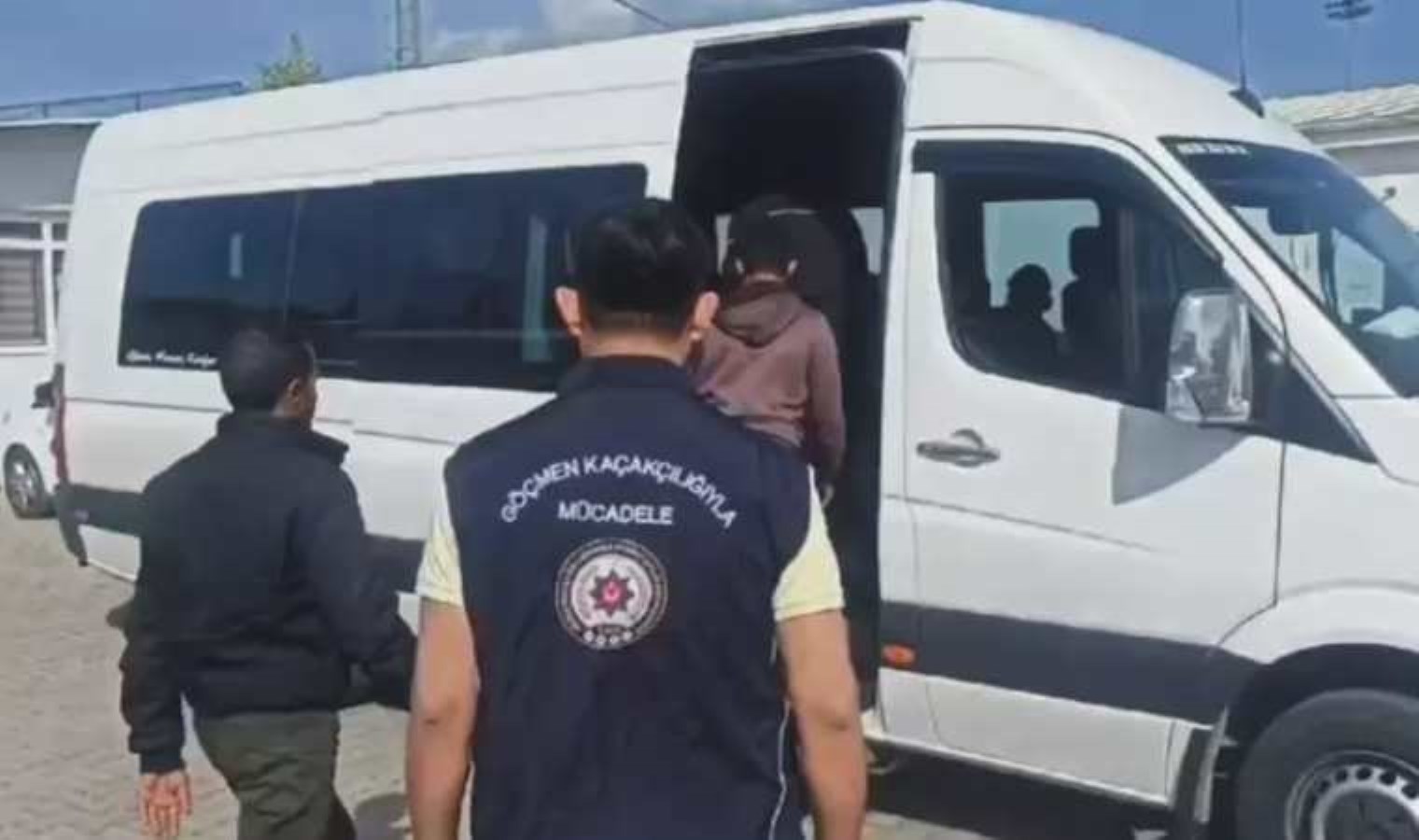 Osmaniye’de durdurulan minibüsten 9 kaçak göçmen çıktı