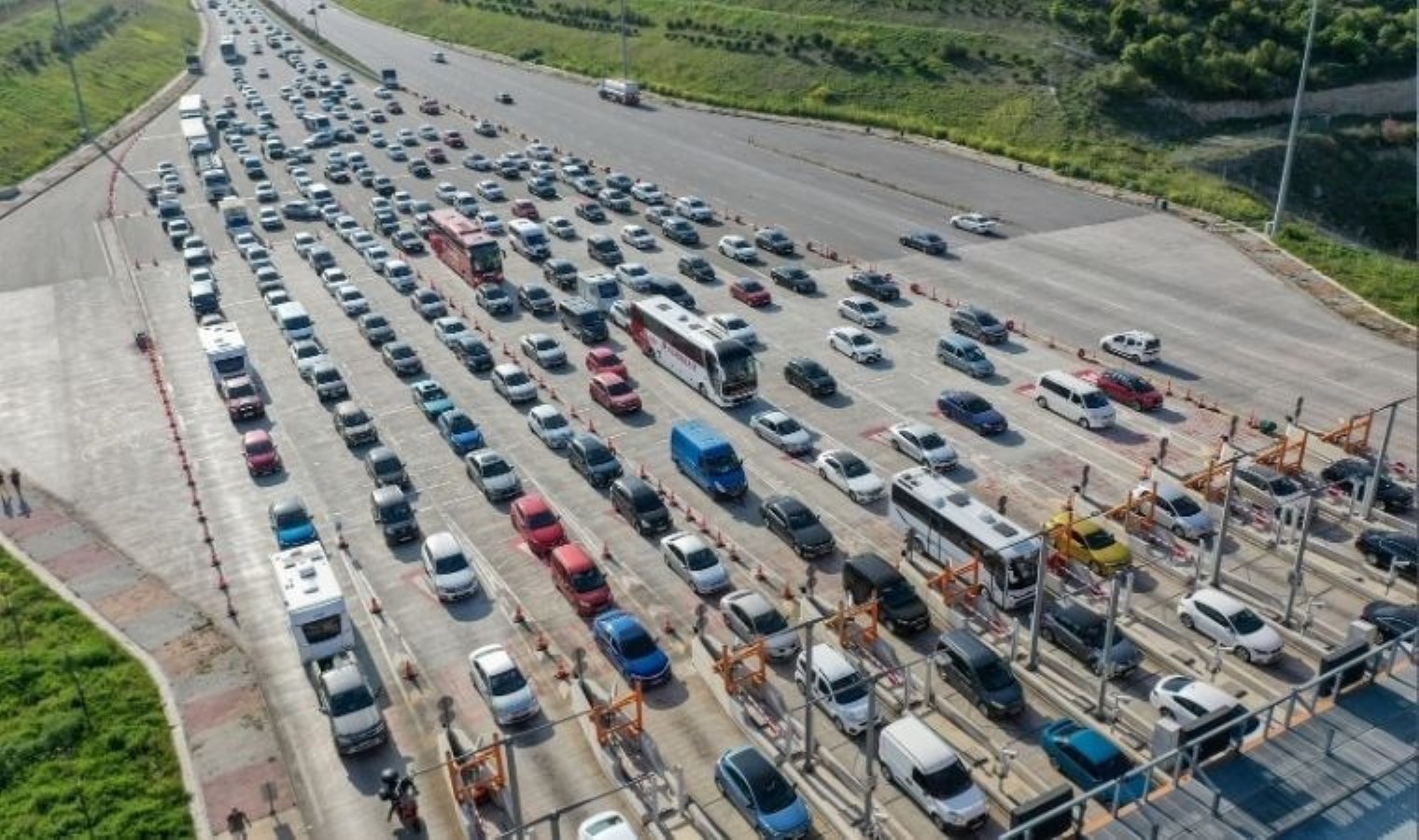 Otoyollarda tatil dönüşü trafiği: Uzun araç kuyrukları oluştu!