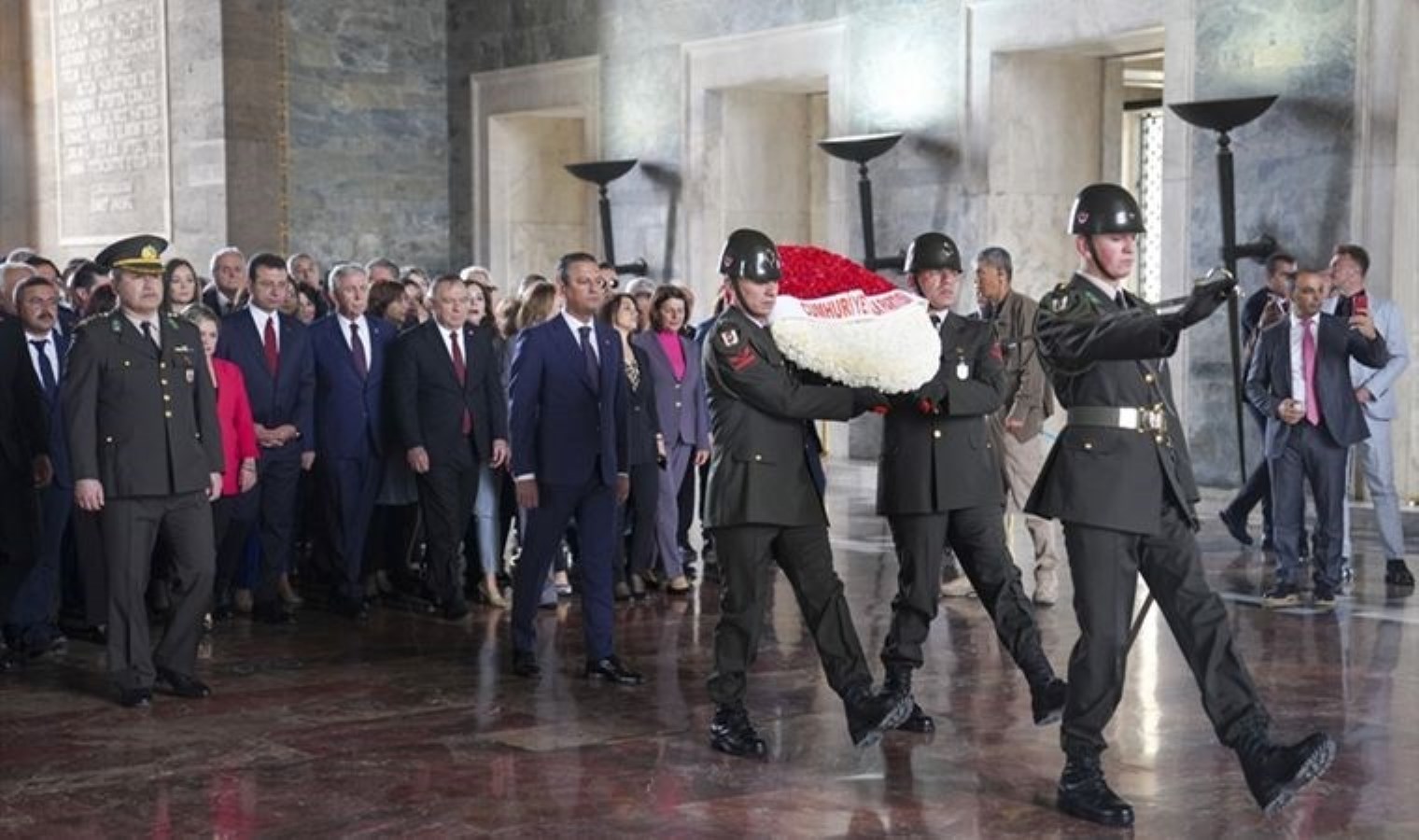 Özgür Özel, CHP’li belediye liderleri ve vilayet yöneticileriyle Anıtkabir’i ziyaret etti: ‘Bizlere emanet ettiğiniz partimizi birinci yaptık’