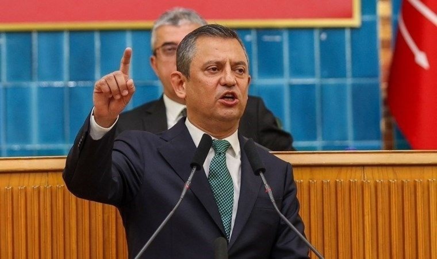 Özgür Özel’in daveti sonuç verdi: AKP’den istifa edip CHP’ye katıldılar