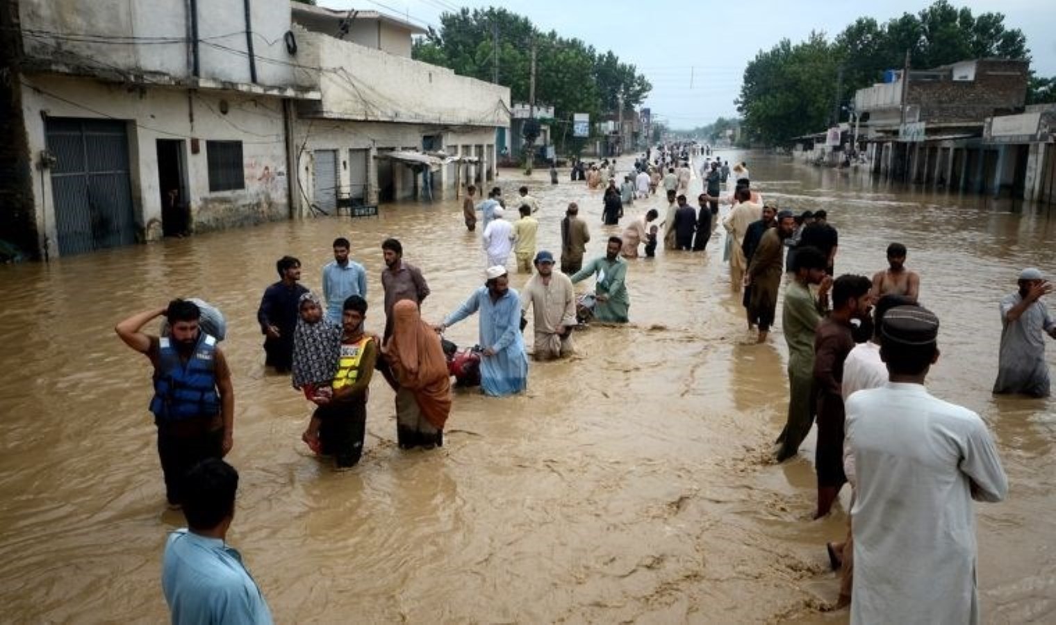 Pakistan’ı şiddetli yağış vurdu: Meyyit ve yaralılar var!