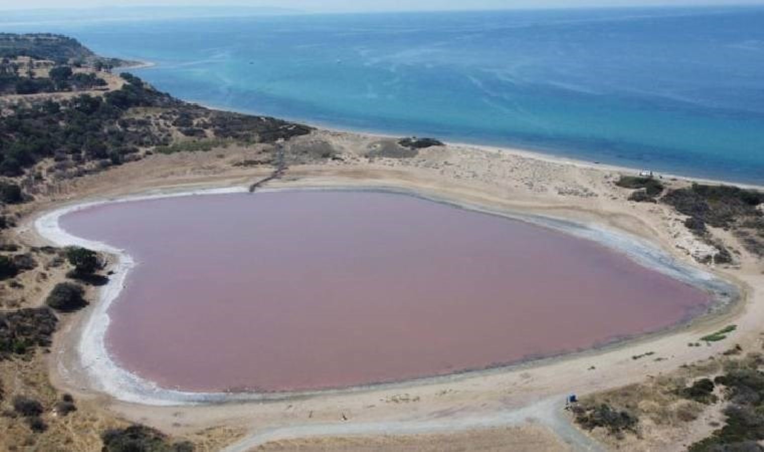 Paniğe yol açtı… Çanakkale’deki ‘kalpli göl’ köpürdü!