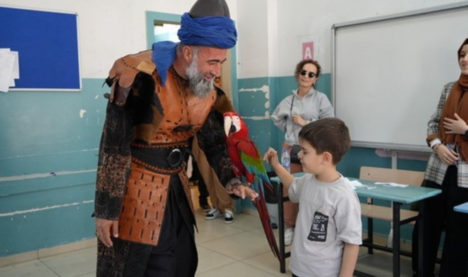 Papağanıyla oy kullanmaya gelen vatandaş ilgi odağı oldu