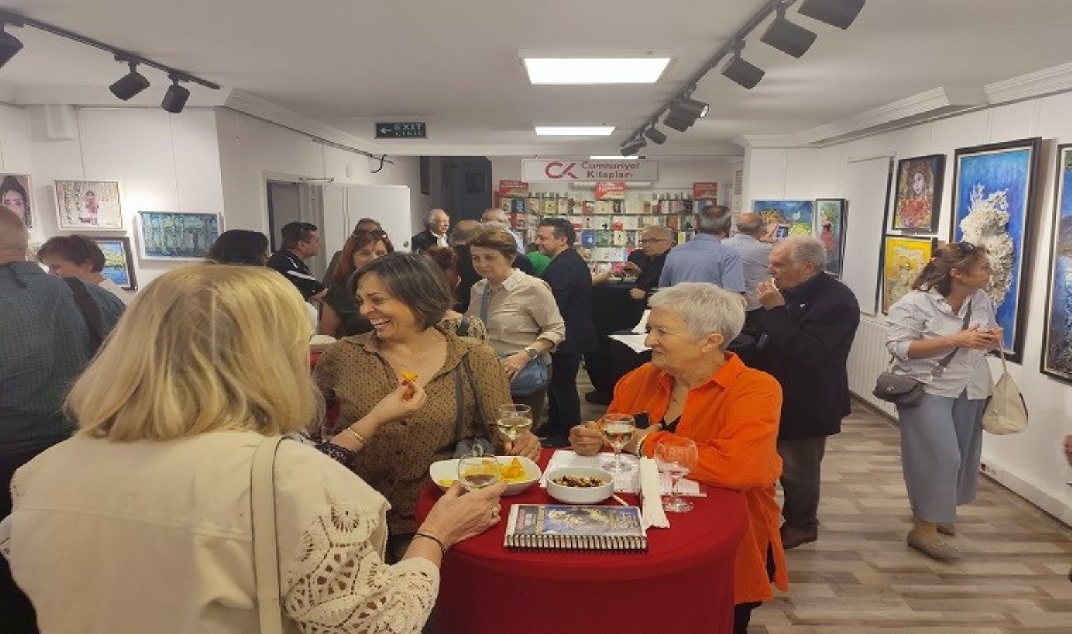 Parıltı Esen’in yapıtları “Tuvalimdeki Heykeller” standıyla Cumhuriyet’te