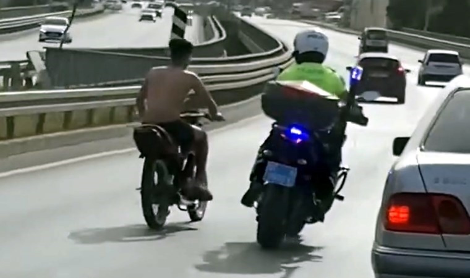 Polisten kaçtı… Motosikletten niyet yakalandı!
