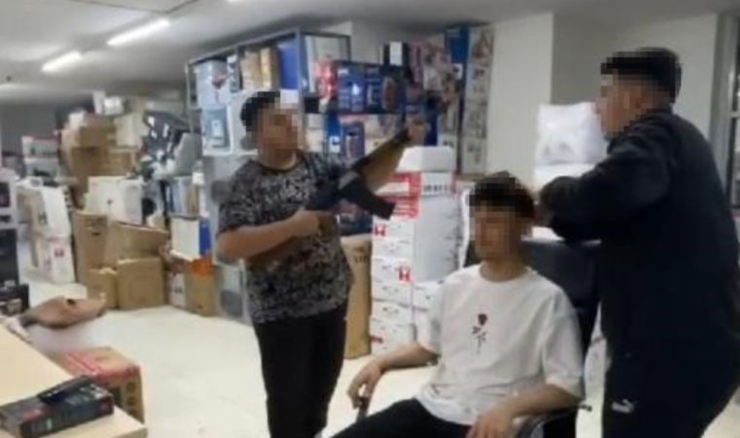 Pompalı tüfekle görüntü çektiler: ‘Mizah için yaptık’ dediler