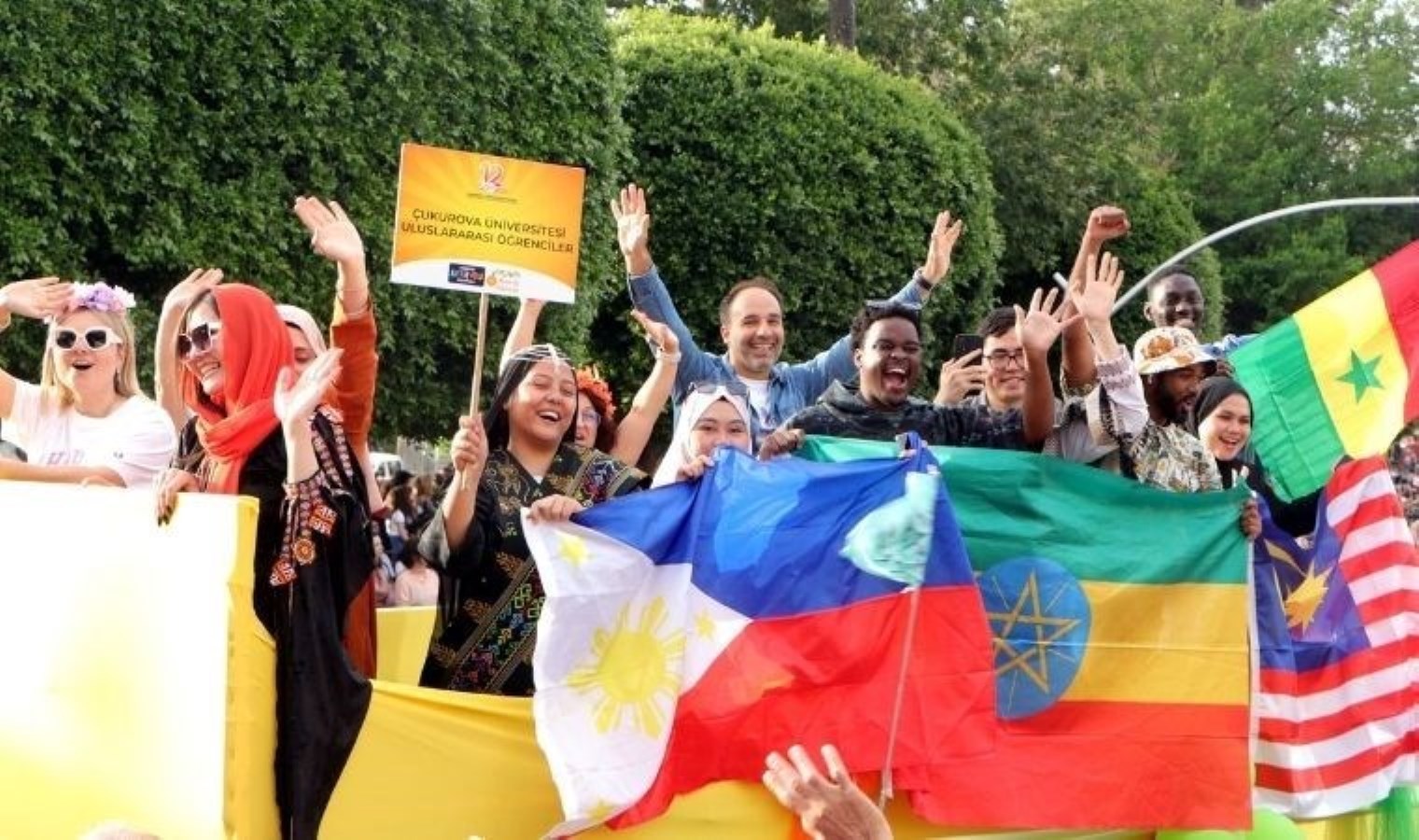 Portakal Çiçeği Şenliği’nde binlerce kişinin katıldığı kortej renkli imajlar oluşturdu