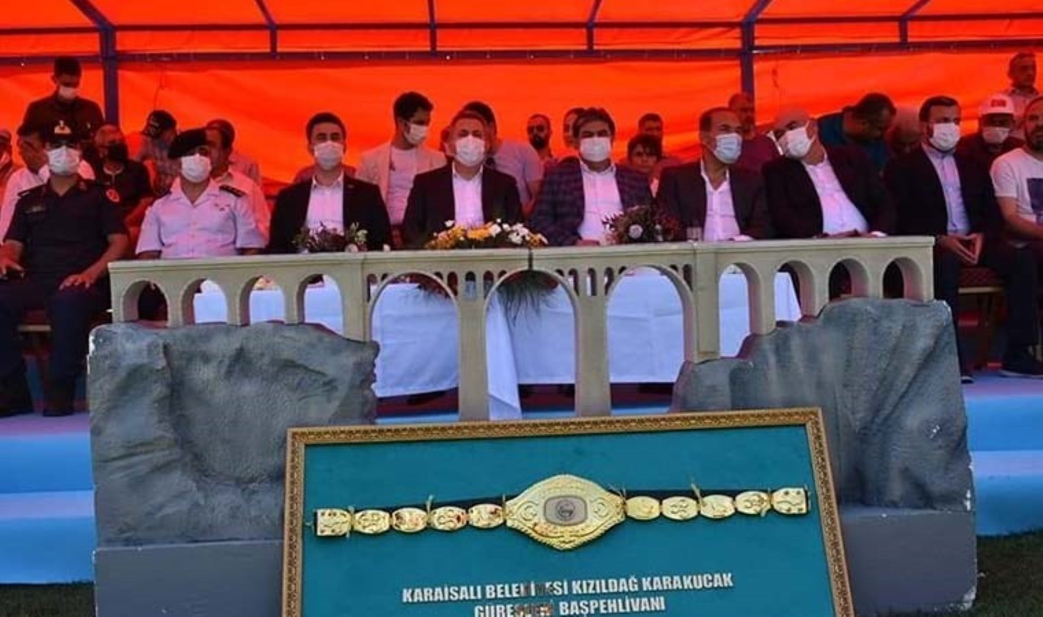 Şampiyona altın kemer vermemişti: Hem partisinden hem koltuğundan oldu