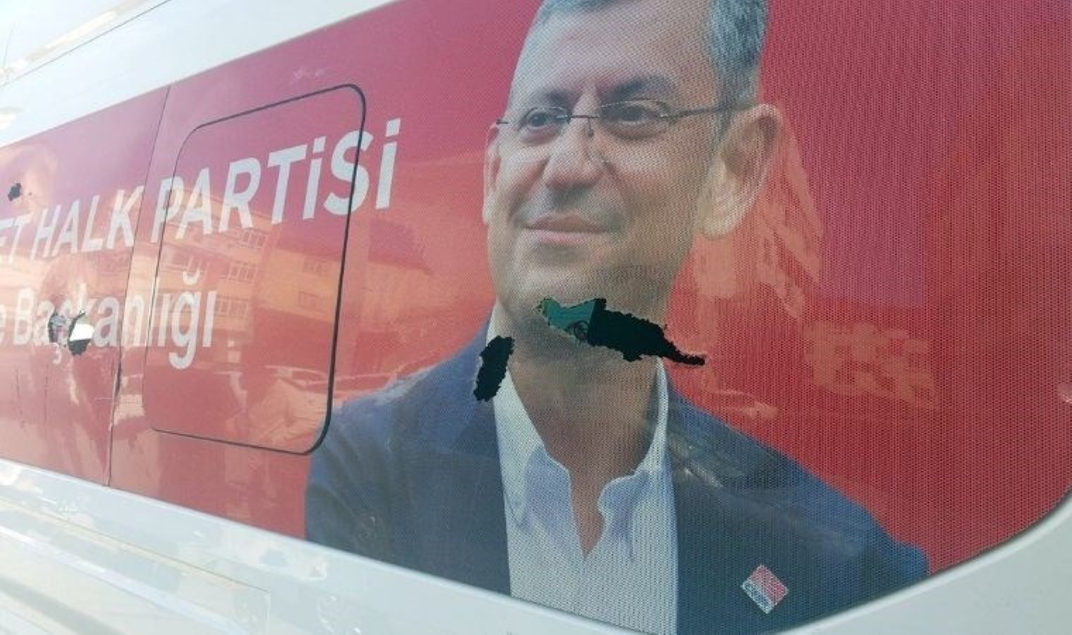 Samsun’da CHP’nin aracına taş ve bıçakla saldırıldı!