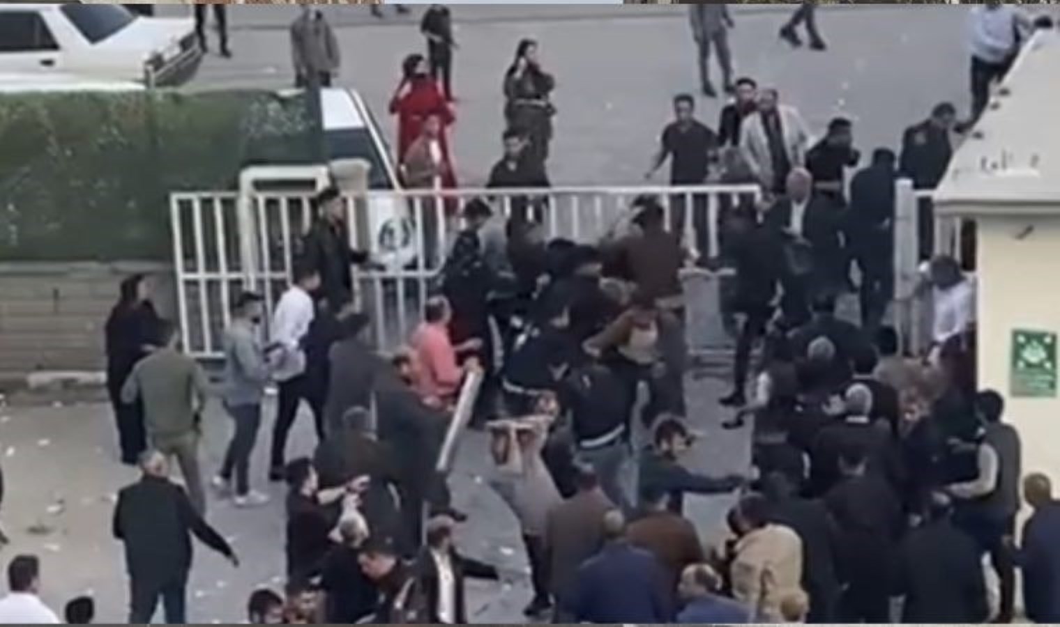 Şanlıurfa’da 15 kişinin gözaltına alındığı muhtarlık hengamesi kamerada