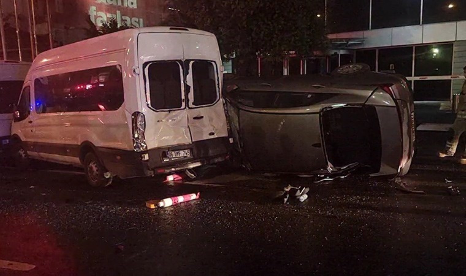 Sarıyer’de doğalgaz kutusuna çarpan araba takla attı: 2 yaralı