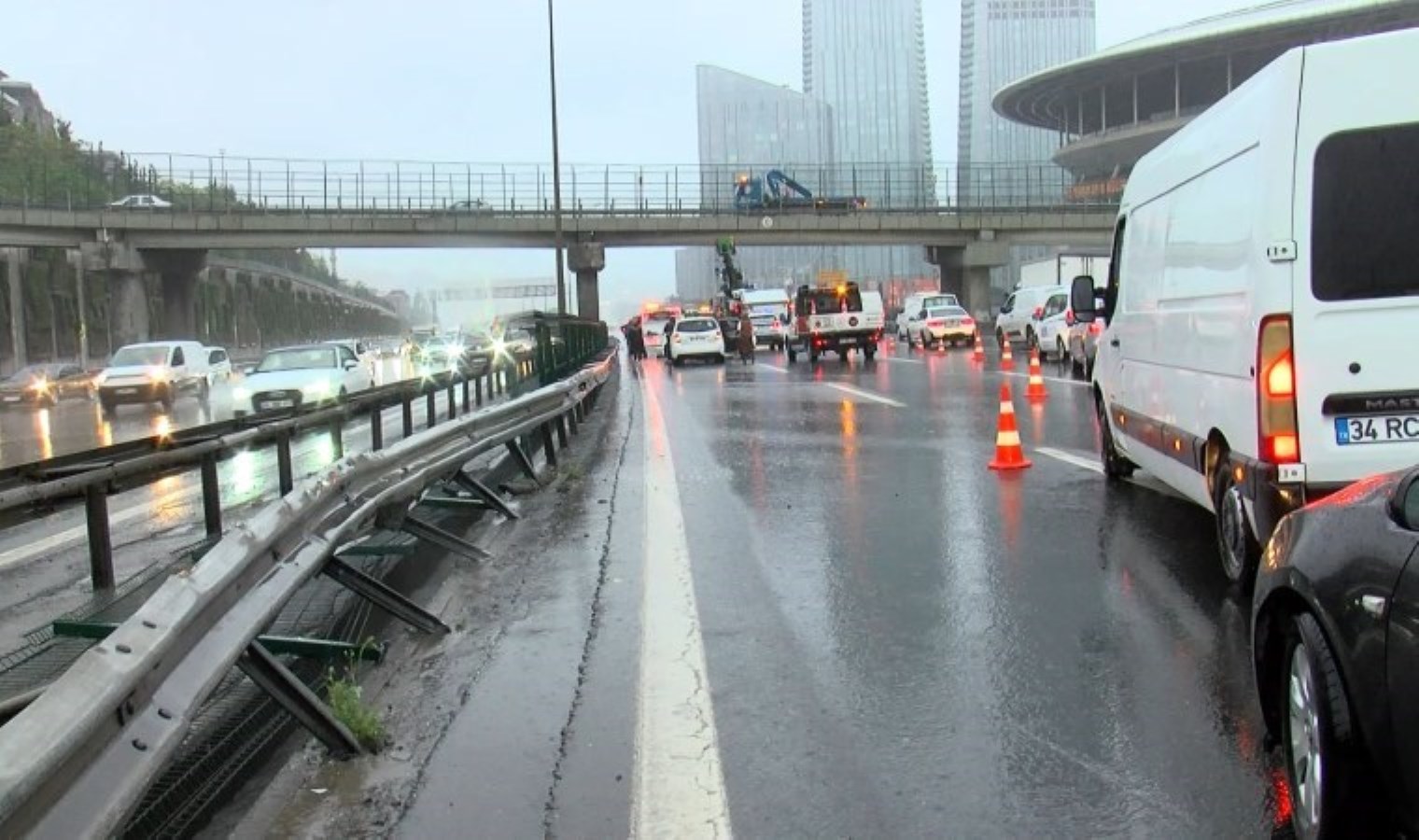 Sarıyer’de TEM Otoyolu’nu kilitleyen kaza: 4 yaralı