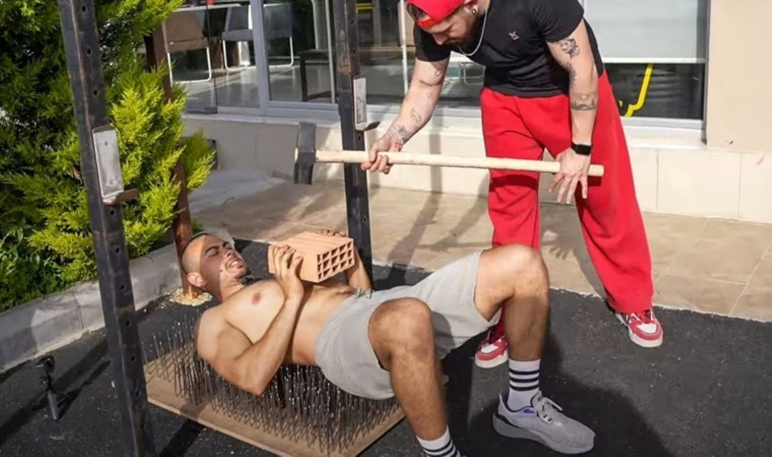 Sav uğruna 700 çivinin üzerine yatıp, 100 kilo tartı kaldırdı