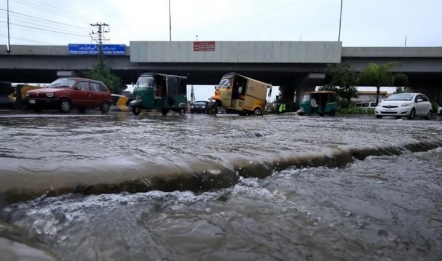 Sel ve şimşek Pakistan ve Afganistan’ı vurdu: Acil durum ilan edildi