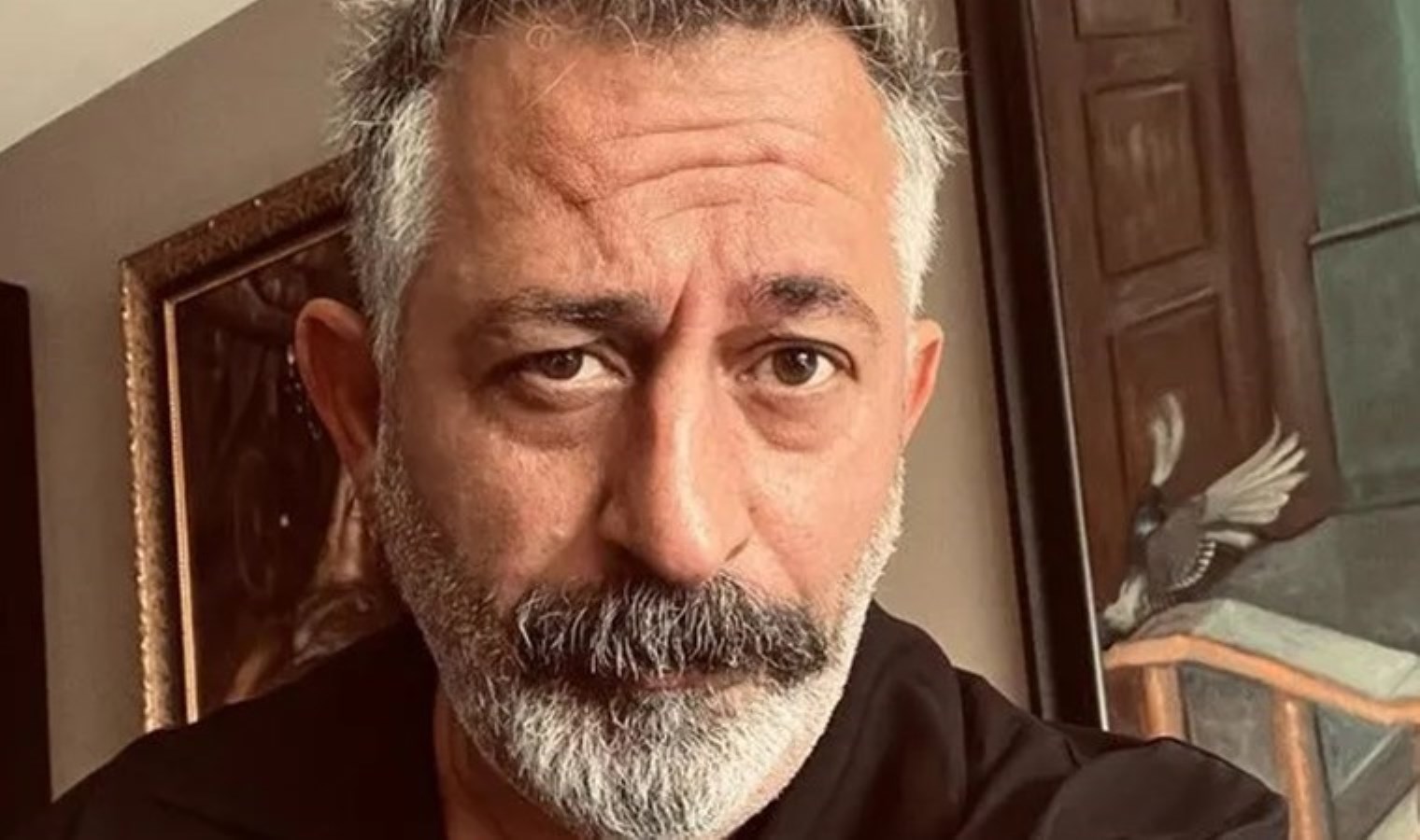 ‘Serenay Sarıkaya’ya gönderme’ savları sonrası Cem Yılmaz toplumsal medyadan ateş püskürdü: ‘Salak olmak çok büyük bir ayrıcalık…’