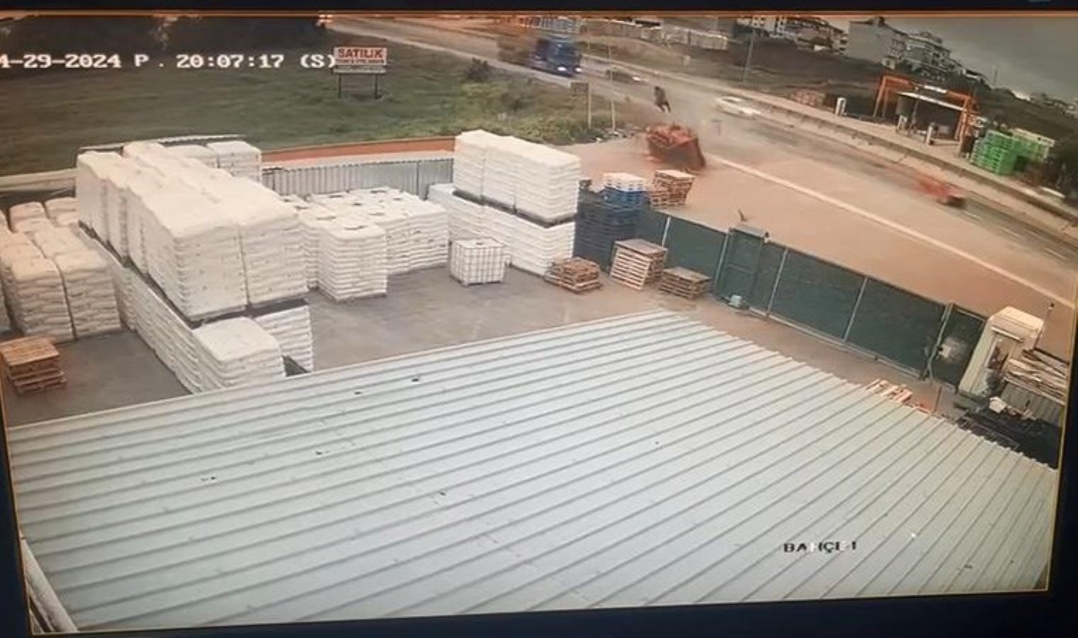 Silivri’de kamyonet takla attı, sürücüsü camdan fırladı: 2 yaralı