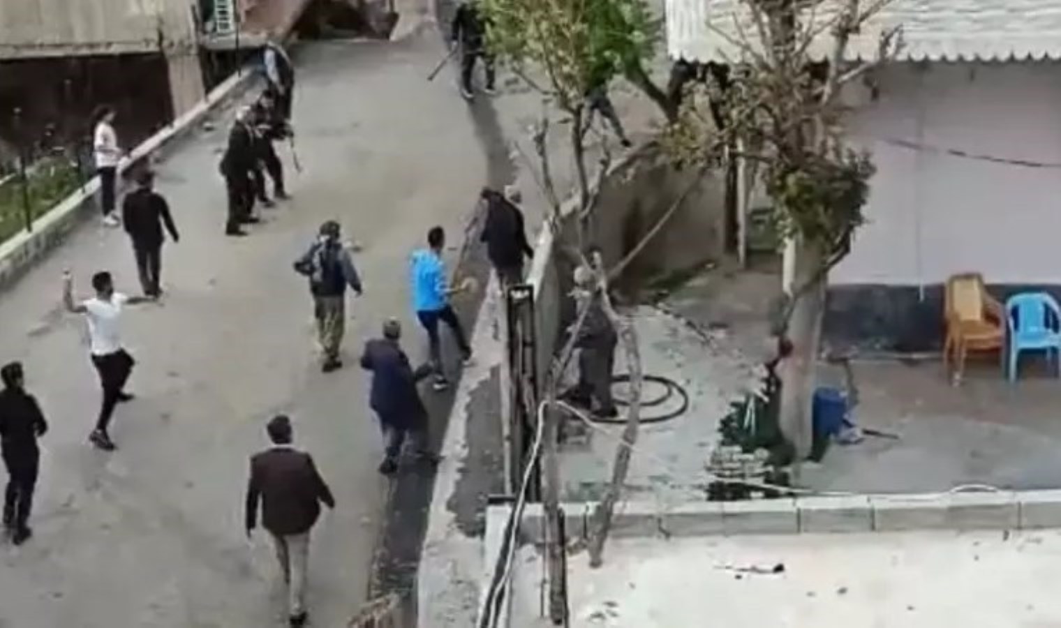 Şırnak’ta ‘seçim’ hengamesi: AKP’li aday ile YRP’li adayın aileleri birbirine girdi!