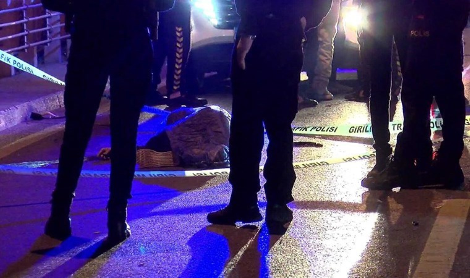 Şişli D-100’de feci kaza: Bariyere çarparak devrilen motosikletin şoförü hayatını kaybetti!