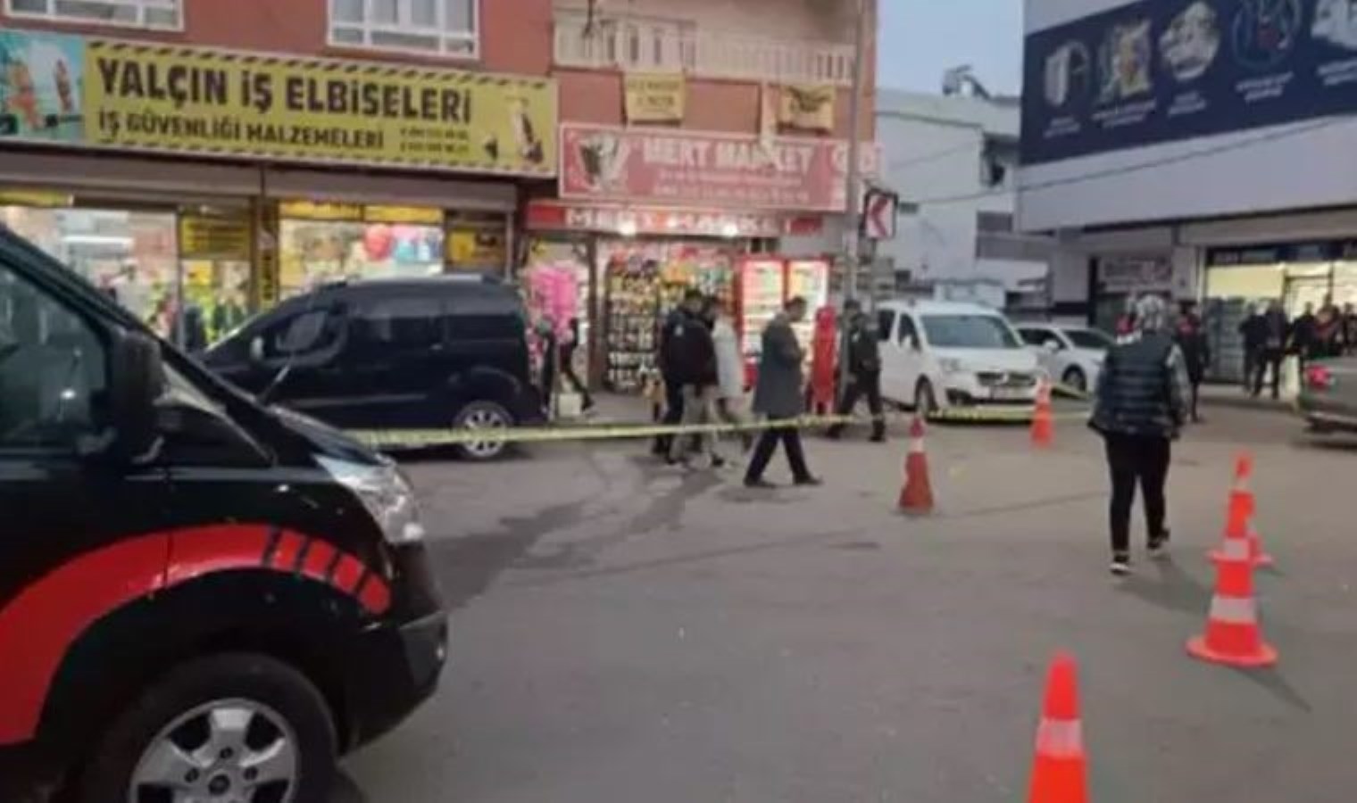 Sokakta tartıştığı husumetlilerini tabancayla vurdu: 1 meyyit, 1 yaralı