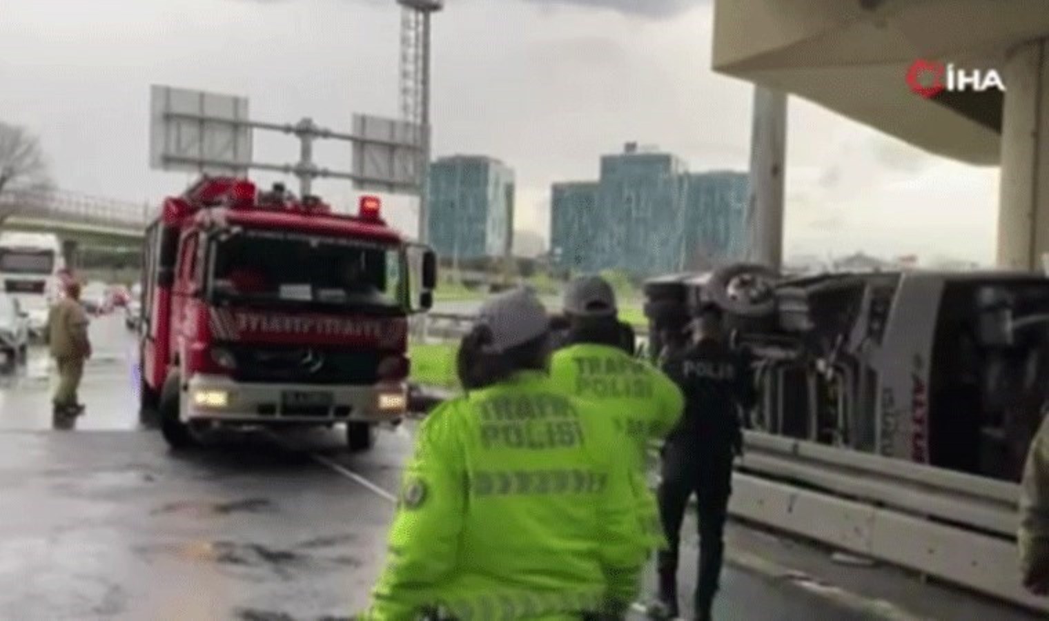 Son Dakika… Basın Ekspres Yolu’nda polis gruplarını taşıyan servis minibüsü devrildi