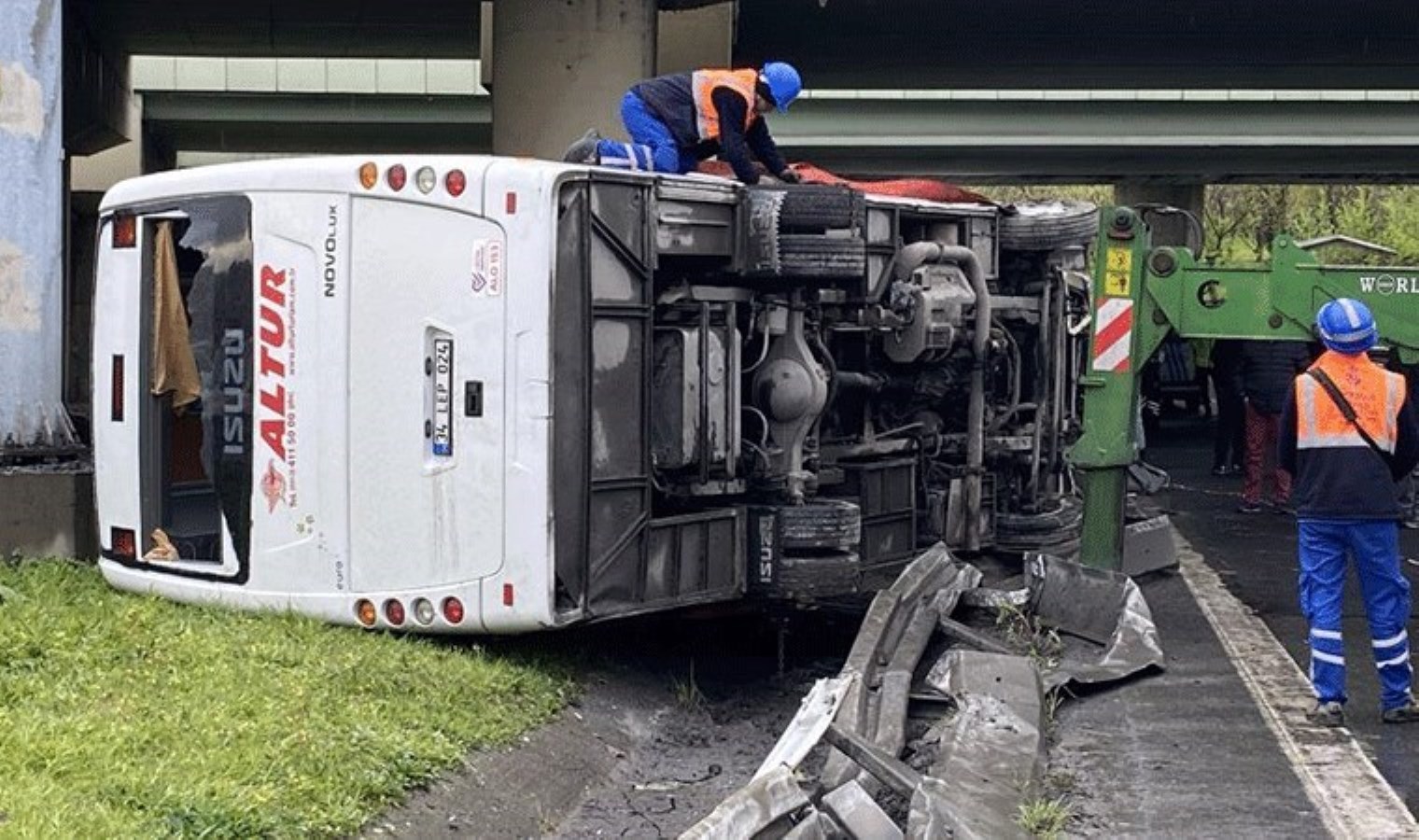 Son Dakika… Basın Ekspres Yolu’nda polis gruplarını taşıyan servis minibüsü devrildi