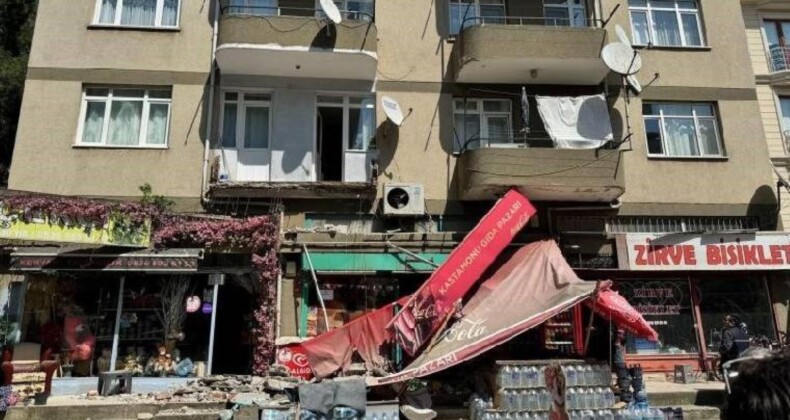 Son dakika… İstanbul’da 5 katlı binanın birinci katındaki balkon çöktü!