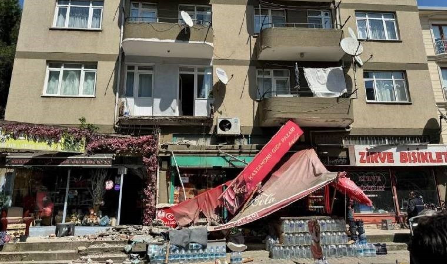 Son dakika… İstanbul’da 5 katlı binanın birinci katındaki balkon çöktü!