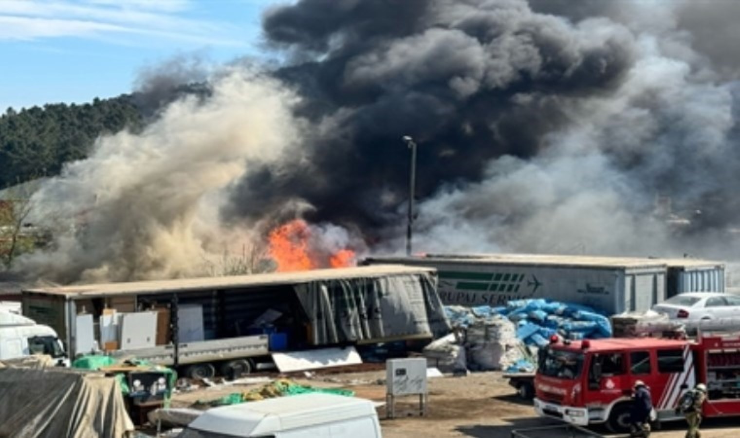 Son Dakika… Pendik’te yediemin otoparkında yangın: Alevler araçlara sıçradı!