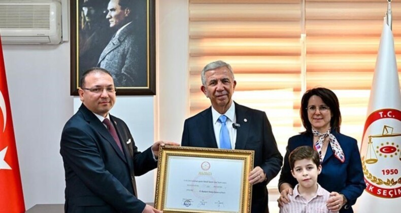 Son Dakika… Rakibini ikiye katlamıştı! Mansur Yavaş mazbatasını aldı