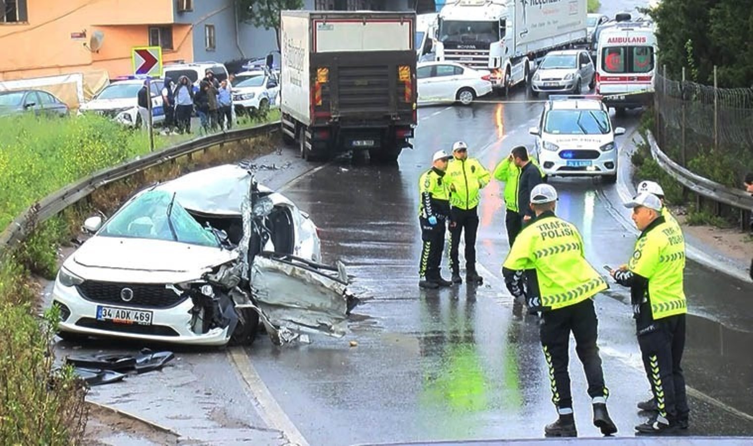 Sultanbeyli’de kamyon ile araba çarpıştı: 2 meyyit 4 yaralı