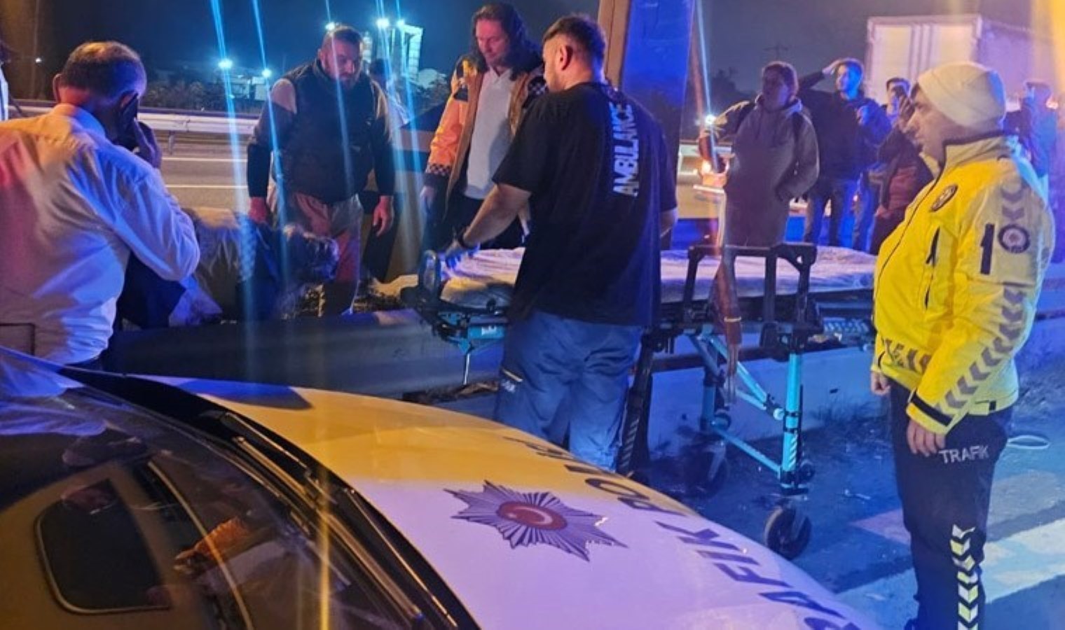 TEM Otoyolu’nda feci kaza… Şehirlerarası yolcu otobüsü bariyerlere çarptı: 2 yaralı