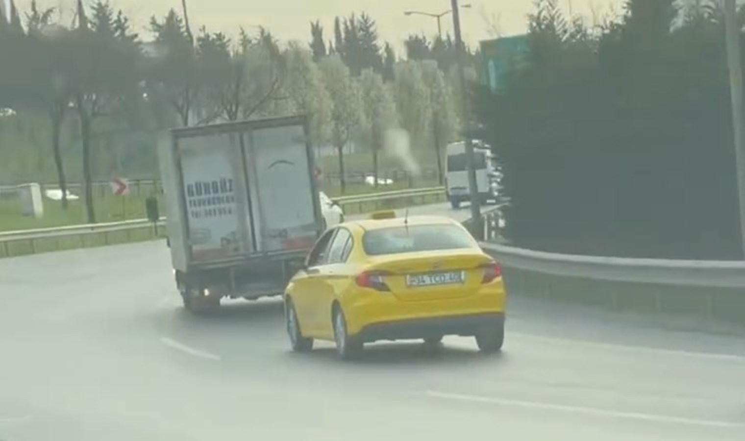 TEM Otoyolu’nda hareketli anlar: Taksiciyle kamyonet sürücüsü ortasında tehlikeli takip!